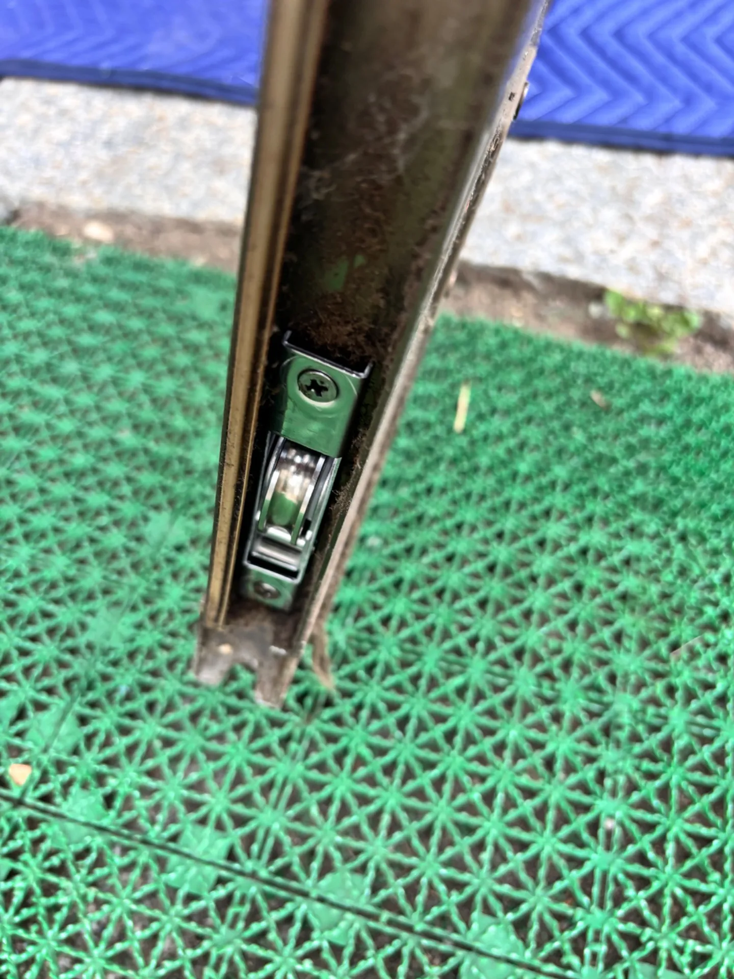 上田市　玄関戸車交換