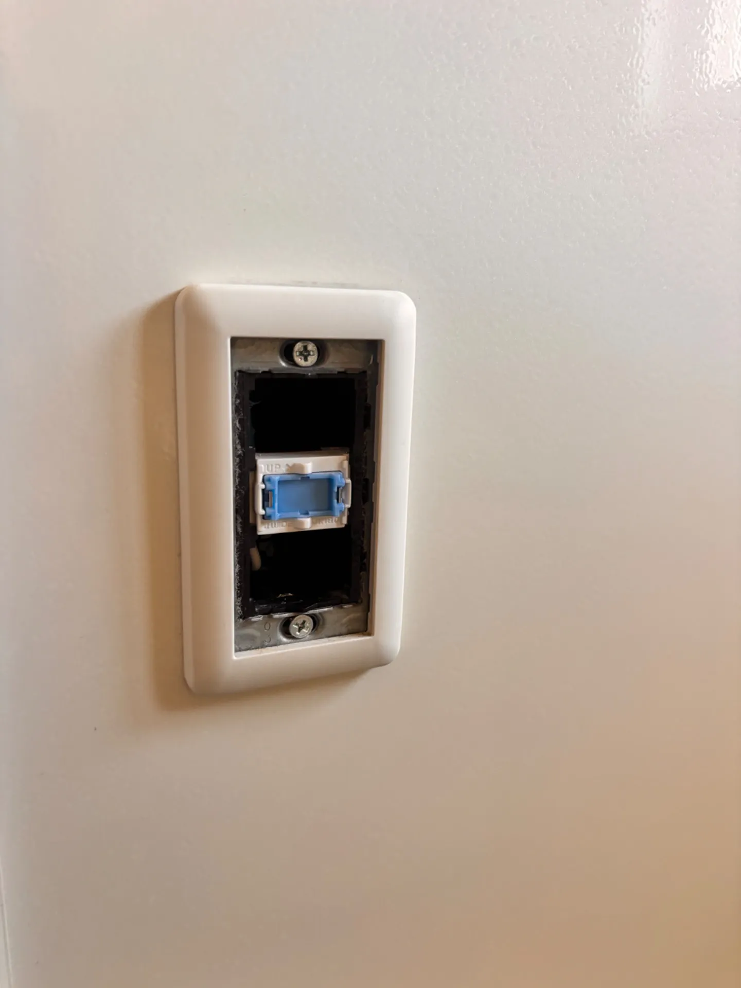 照明スイッチカバーが外れた😢小さいご依頼もお受けしております！！